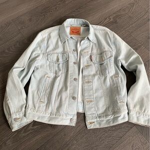 Light Blue Denim Levi Trucker Jacket